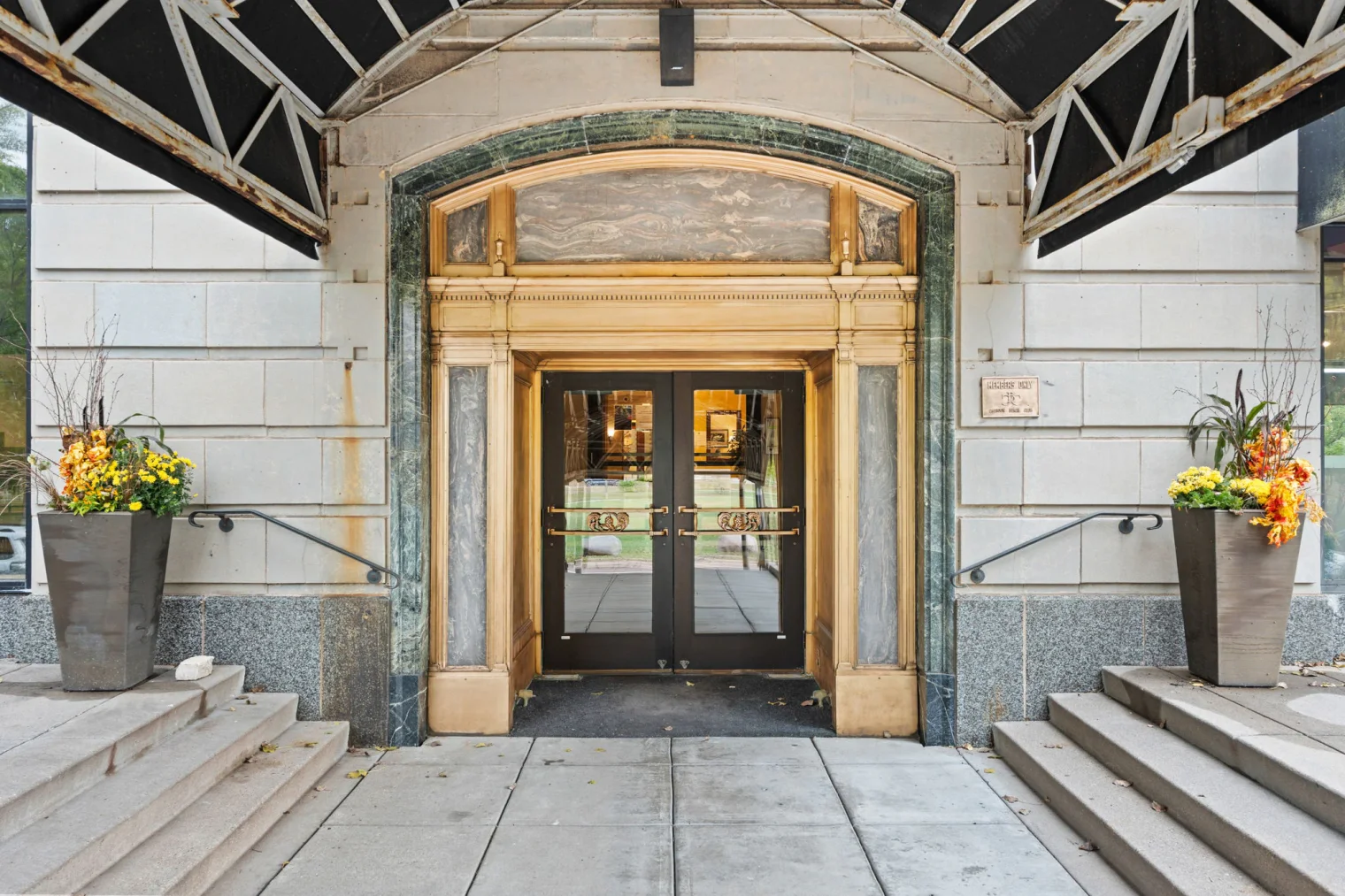 17 web or mls 2900 thomas ave s 17