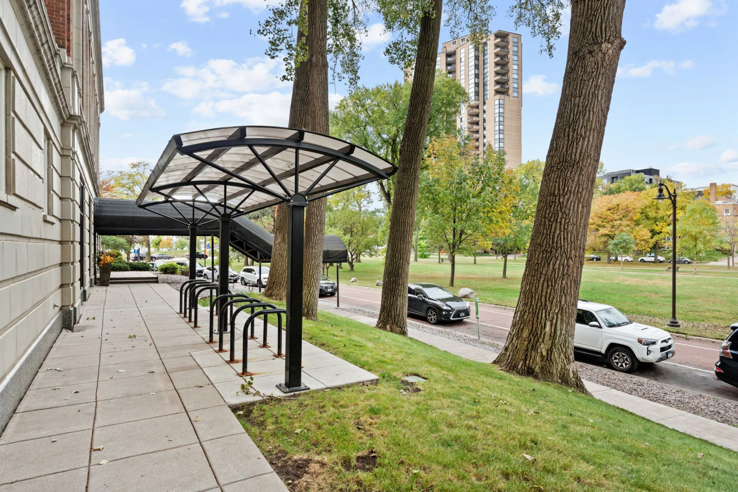 27 web or mls 2900 thomas ave s 27