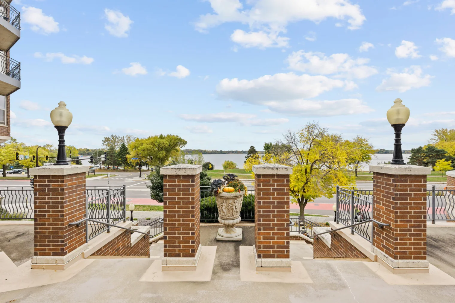 30 web or mls 2900 thomas ave s 30