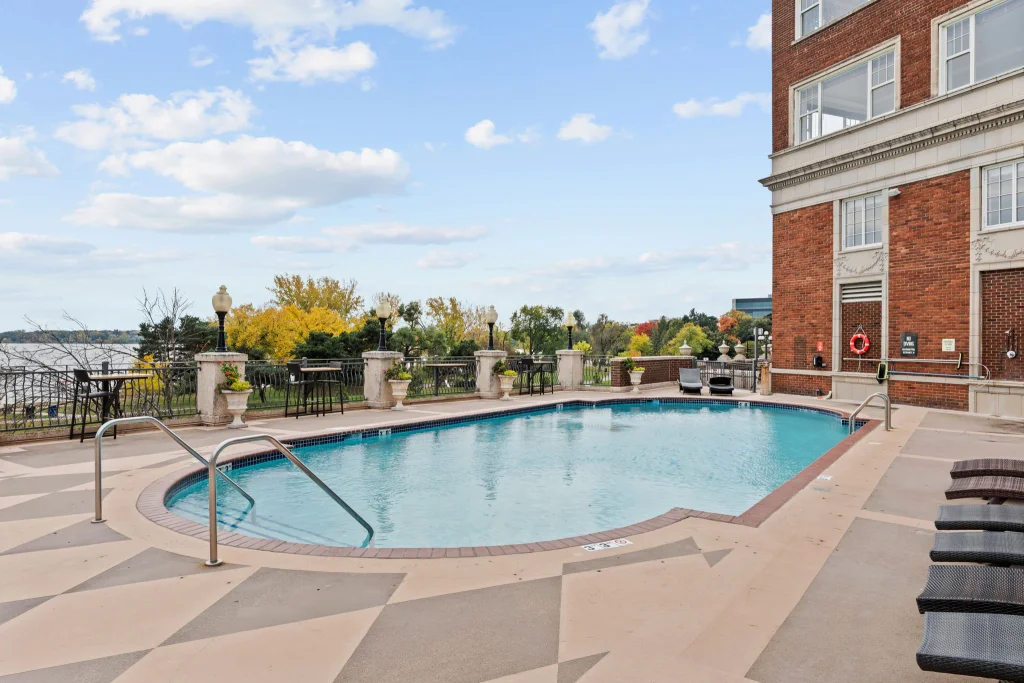 36 web or mls 2900 thomas ave s 36