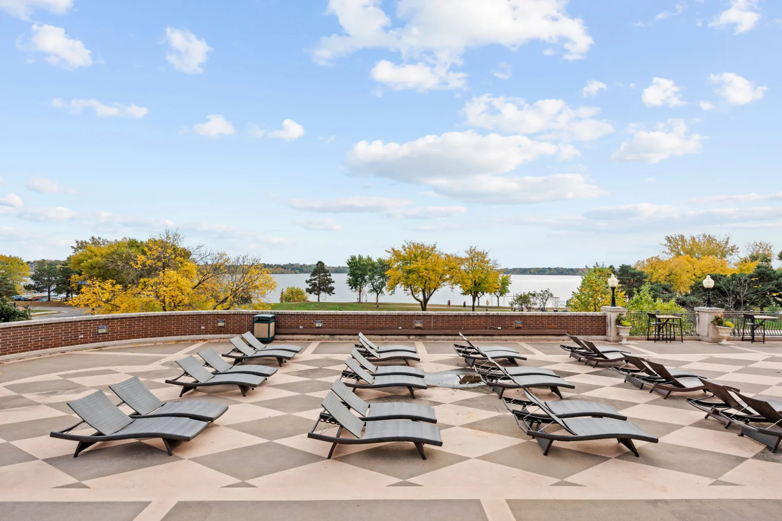 48 web or mls 2900 thomas ave s 48